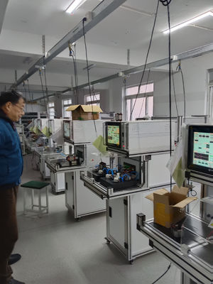 Machine d'essai pour stator à moteur en courant continu avec fixation pneumatique